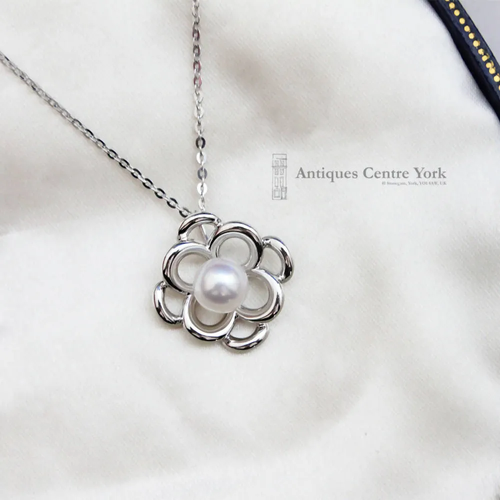 18ct White Gold Cultured Pearl Pendant