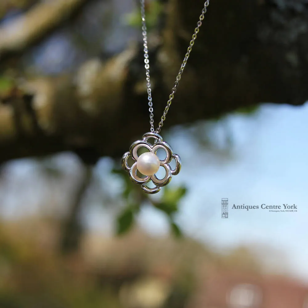 18ct White Gold Cultured Pearl Pendant